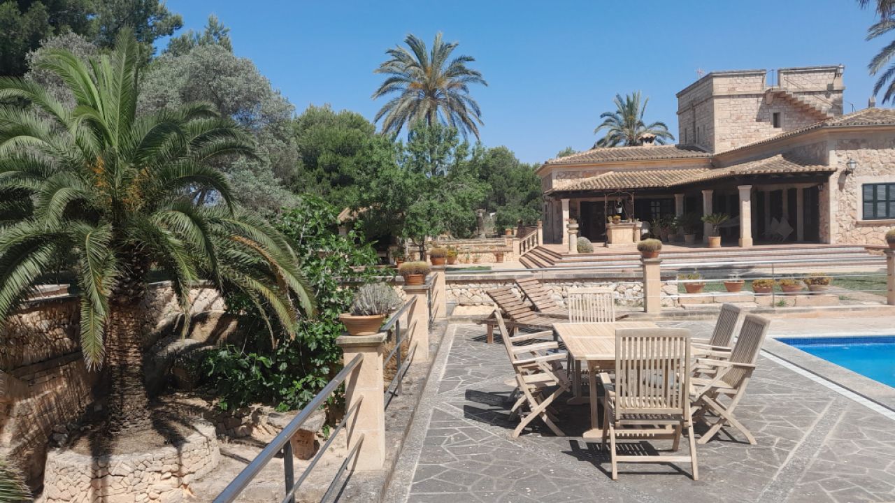 2 storey finca with sep. Guest apartment and beautiful garden near Ses Salines -- F 62 VK