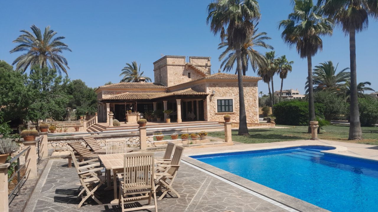 2 stöckige Finca mit sep. Gästeapartment und traumhaften Garten bei Ses Salines -- F 62 VK