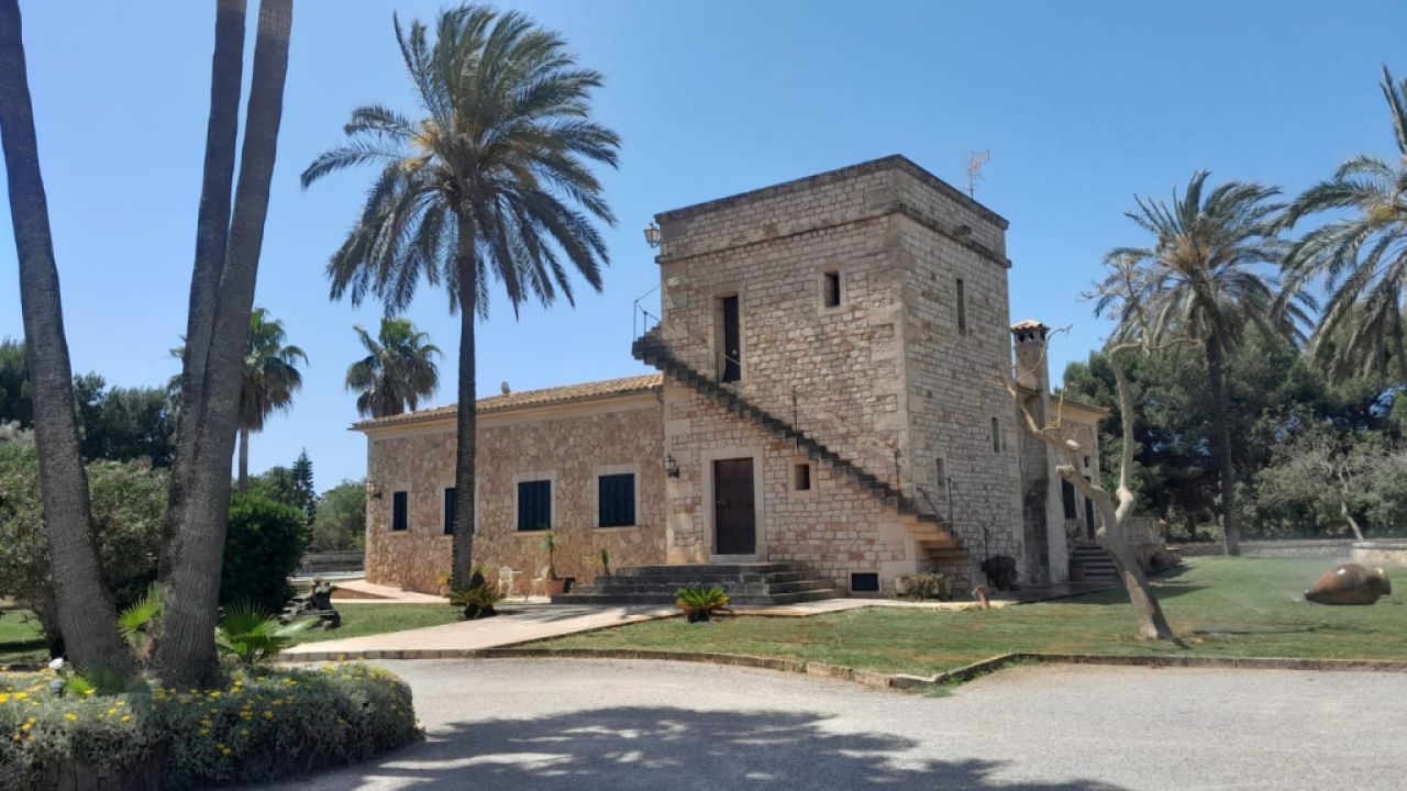 2 stöckige Finca mit sep. Gästeapartment und traumhaften Garten bei Ses Salines -- F 62 VK