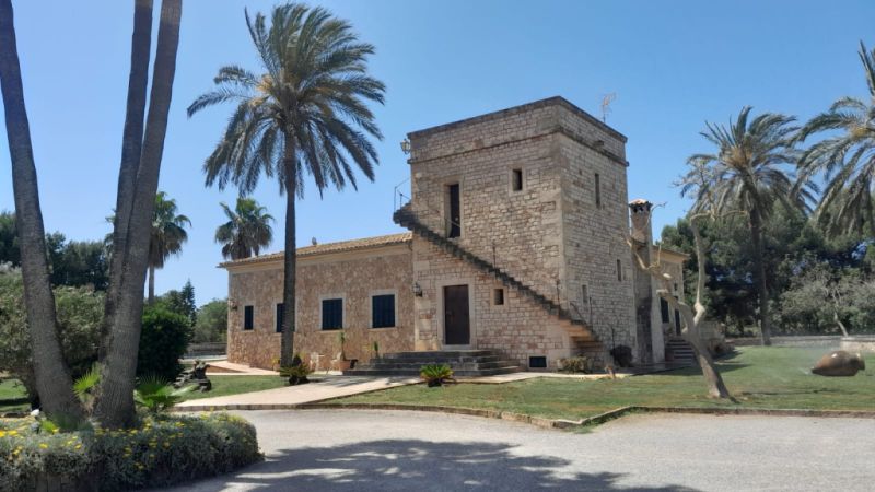 2 stöckige Finca mit sep. Gästeapartment und traumhaften Garten bei Ses Salines -- F 62 VK