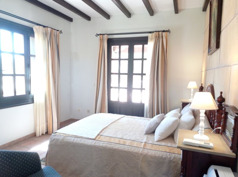 2 stöckige Finca mit sep. Gästeapartment und traumhaften Garten bei Ses Salines -- F 62 VK