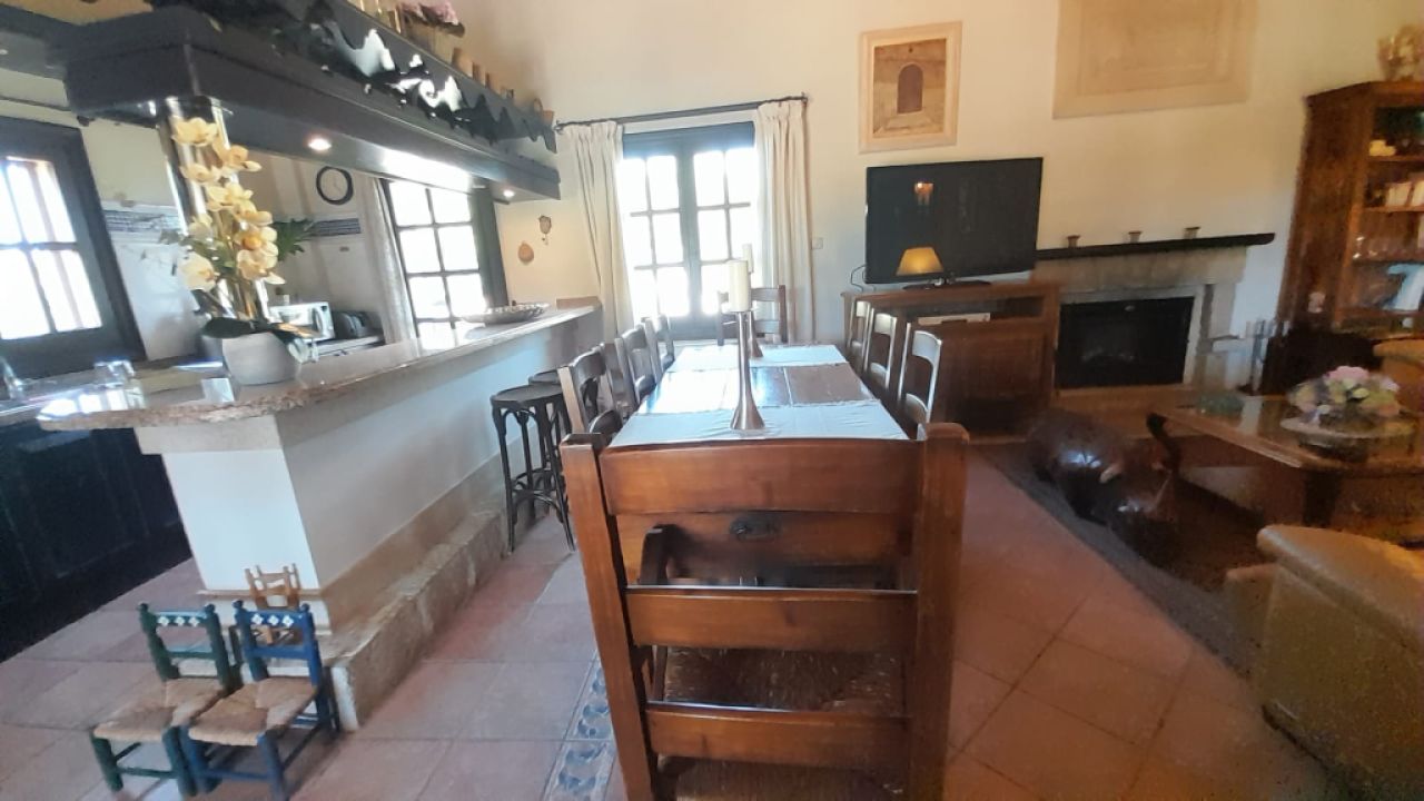 2 stöckige Finca mit sep. Gästeapartment und traumhaften Garten bei Ses Salines -- F 62 VK