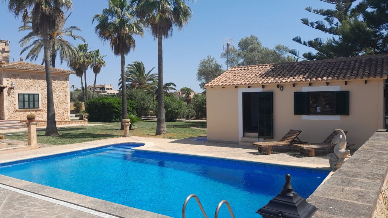 2 stöckige Finca mit sep. Gästeapartment und traumhaften Garten bei Ses Salines -- F 62 VK