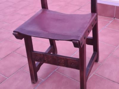 2 Stühle, alt mit Leder