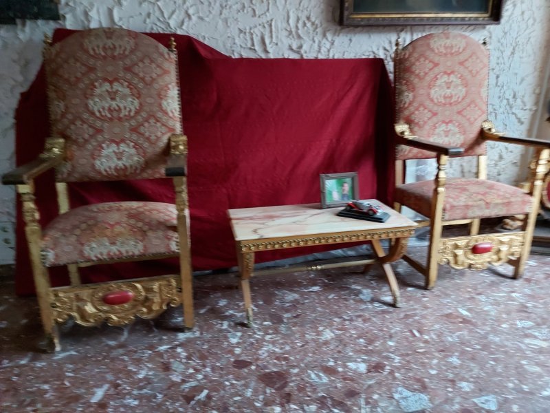 2 Thronsessel aus Schloss Drachenburg (Siebengebirge) mit Tischen (mit Marmorplatte)9