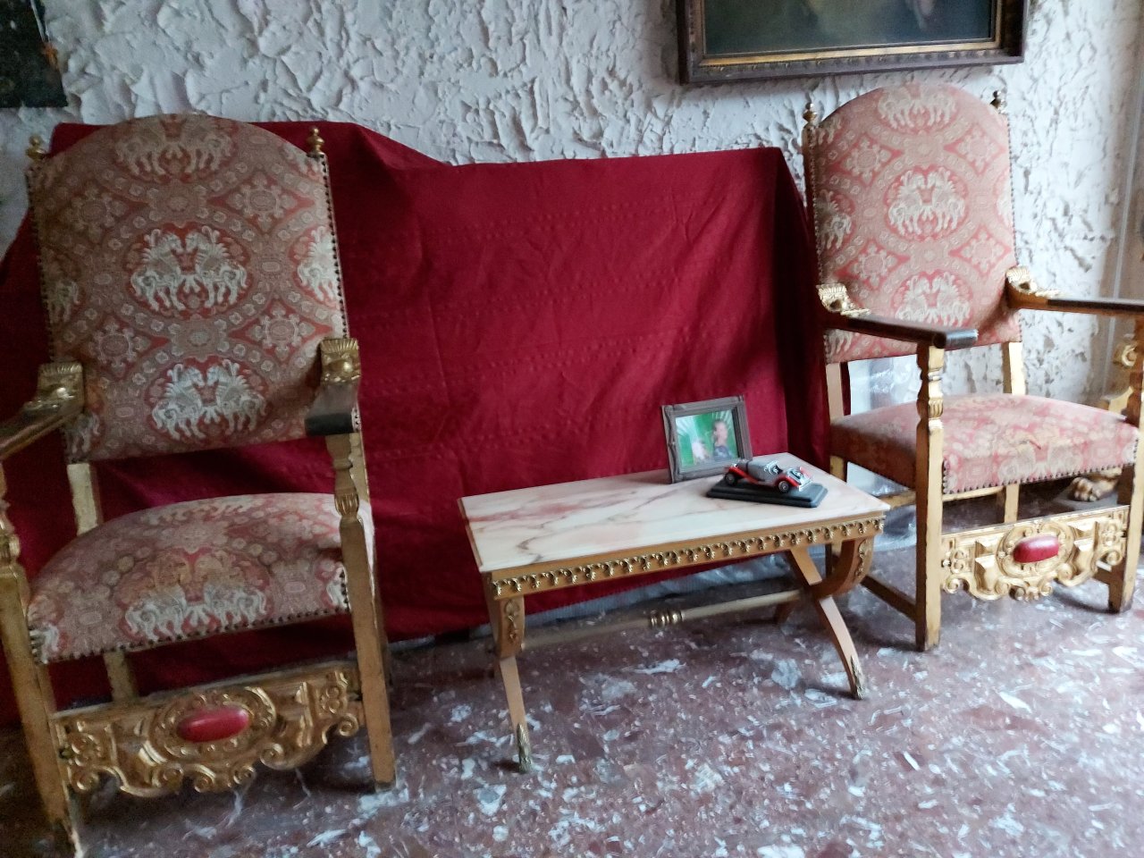 2 Thronsessel aus Schloss Drachenburg (Siebengebirge) mit Tischen (mit Marmorplatte)9