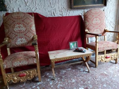 2 Thronsessel aus Schloss Drachenburg (Siebengebirge) mit Tischen (mit Marmorplatte)9