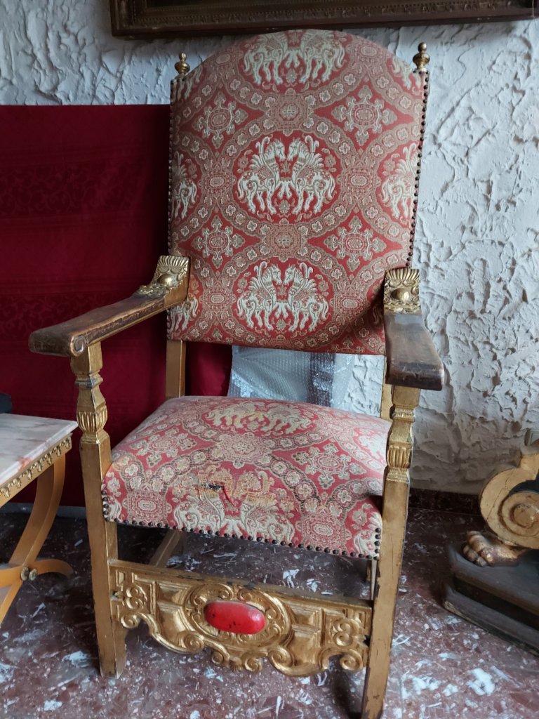 2 Thronsessel aus Schloss Drachenburg (Siebengebirge) mit Tischen (mit Marmorplatte)9