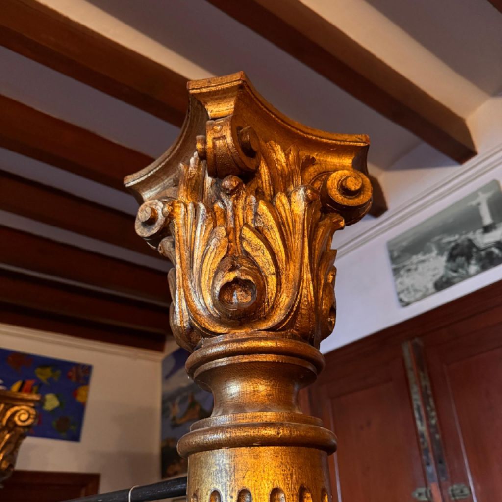 2 solid wood pillars