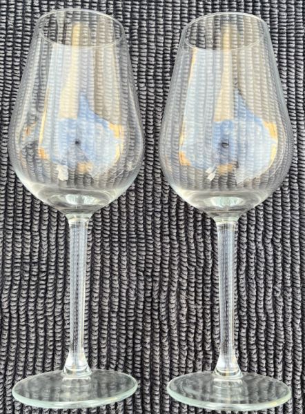 2 wine glasses