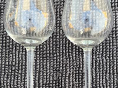 2 wine glasses