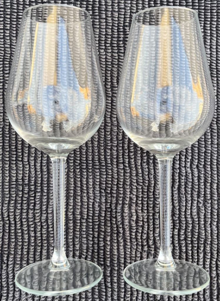 2 wine glasses
