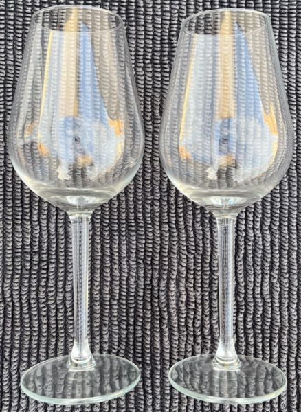 2 wine glasses