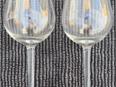 2 wine glasses
