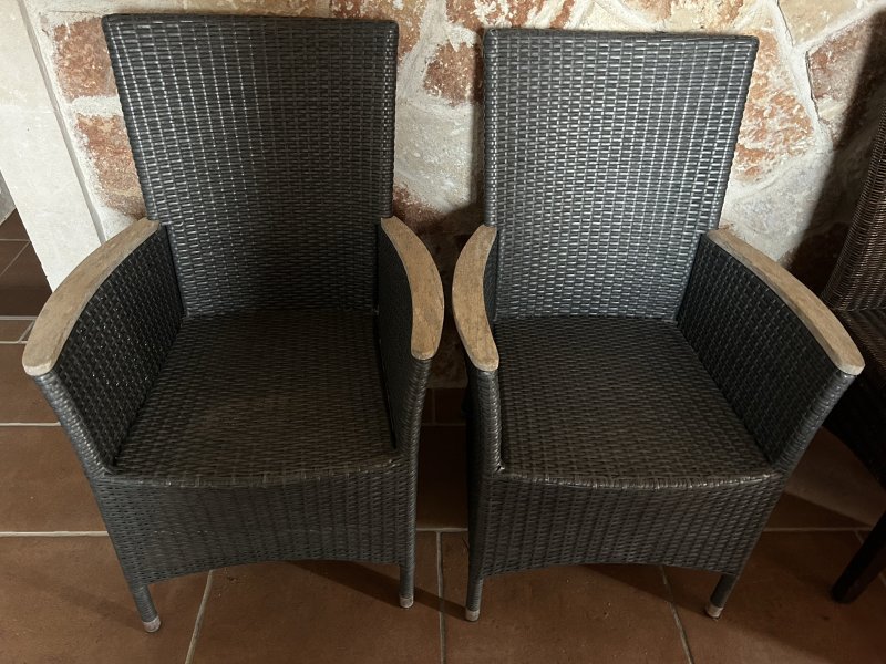 2 x Gartenstühle Polyrattan / Teakholz sehr gut erhalten