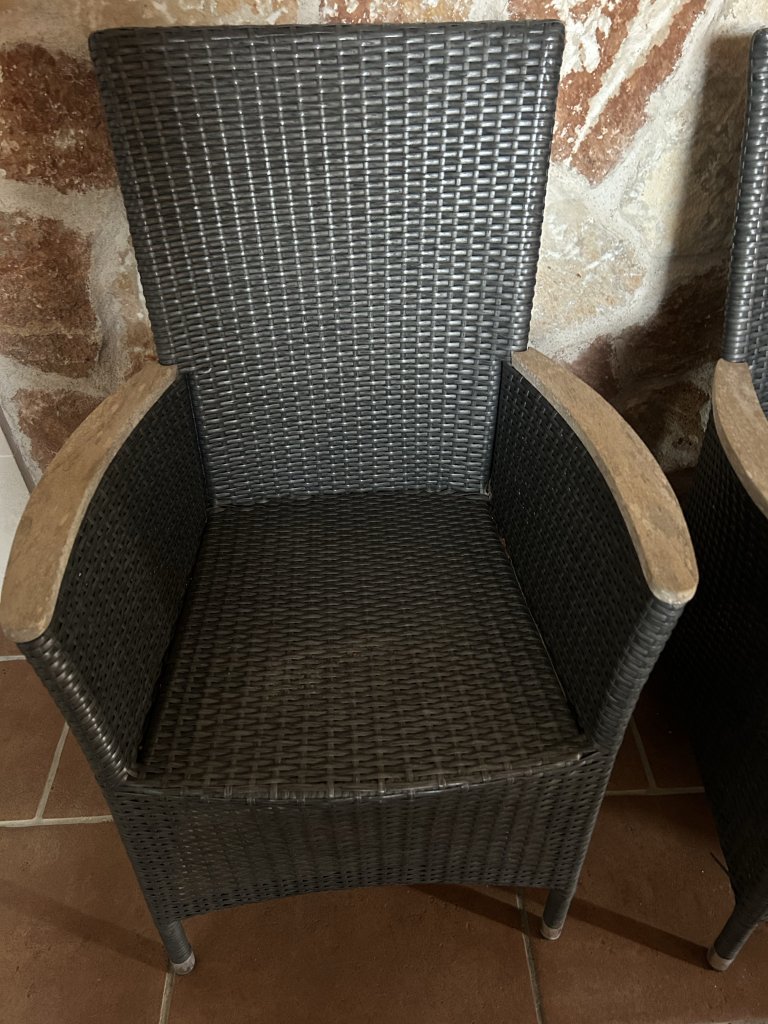 2 x Gartenstühle Polyrattan / Teakholz sehr gut erhalten