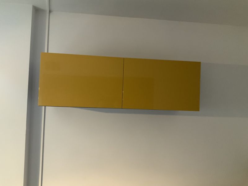 2 x Estanterías de pared amarillas con puertas en venta