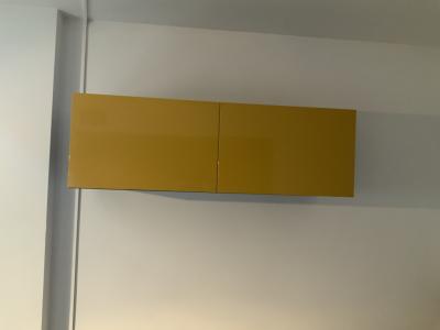 2 x Estanterías de pared amarillas con puertas en venta