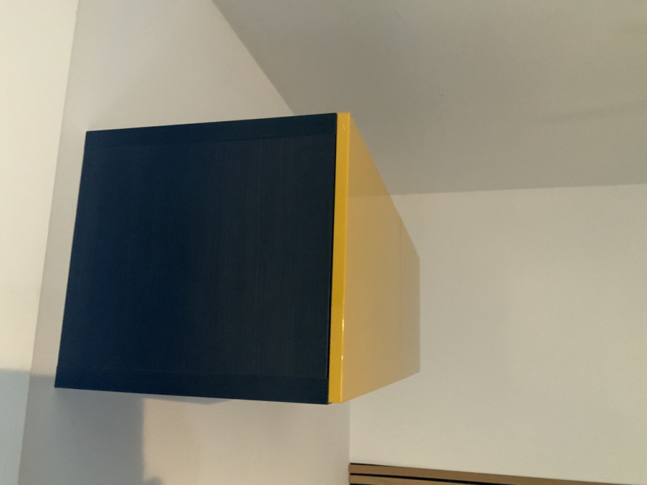 2 x Estanterías de pared amarillas con puertas en venta