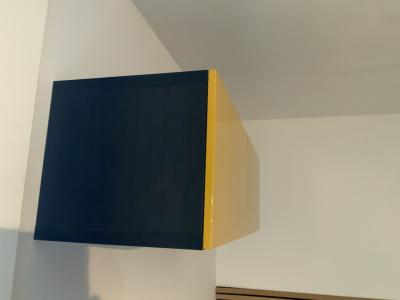 2 x Estanterías de pared amarillas con puertas en venta