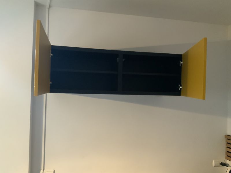 2 x Estanterías de pared amarillas con puertas en venta