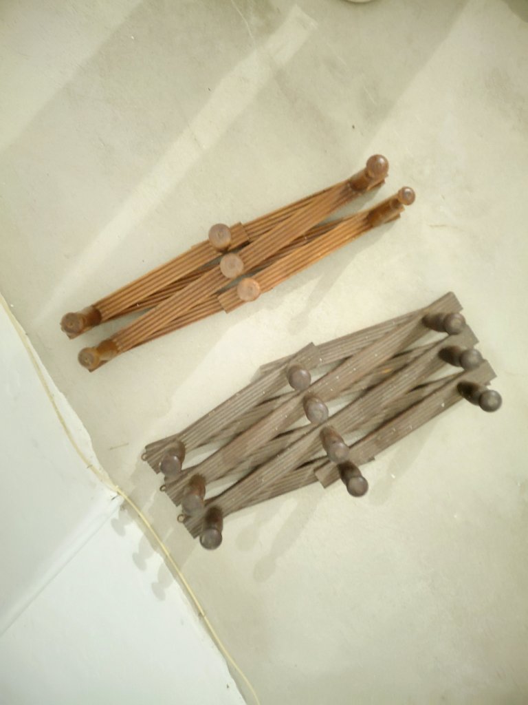 2x antike Wandgardeoben Vintage Holz ausziehbar Kleiderhaken Jacke Hut