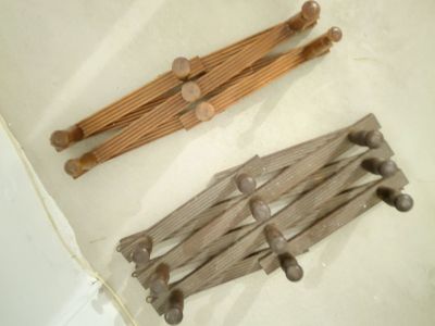 2x antike Wandgardeoben Vintage Holz ausziehbar Kleiderhaken Jacke Hut
