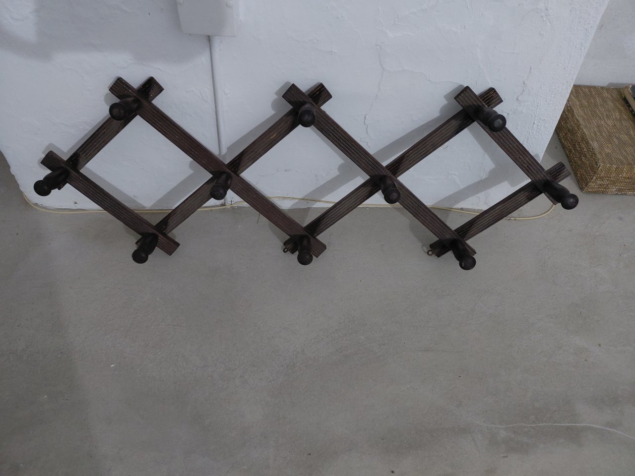 2x antike Wandgardeoben Vintage Holz ausziehbar Kleiderhaken Jacke Hut