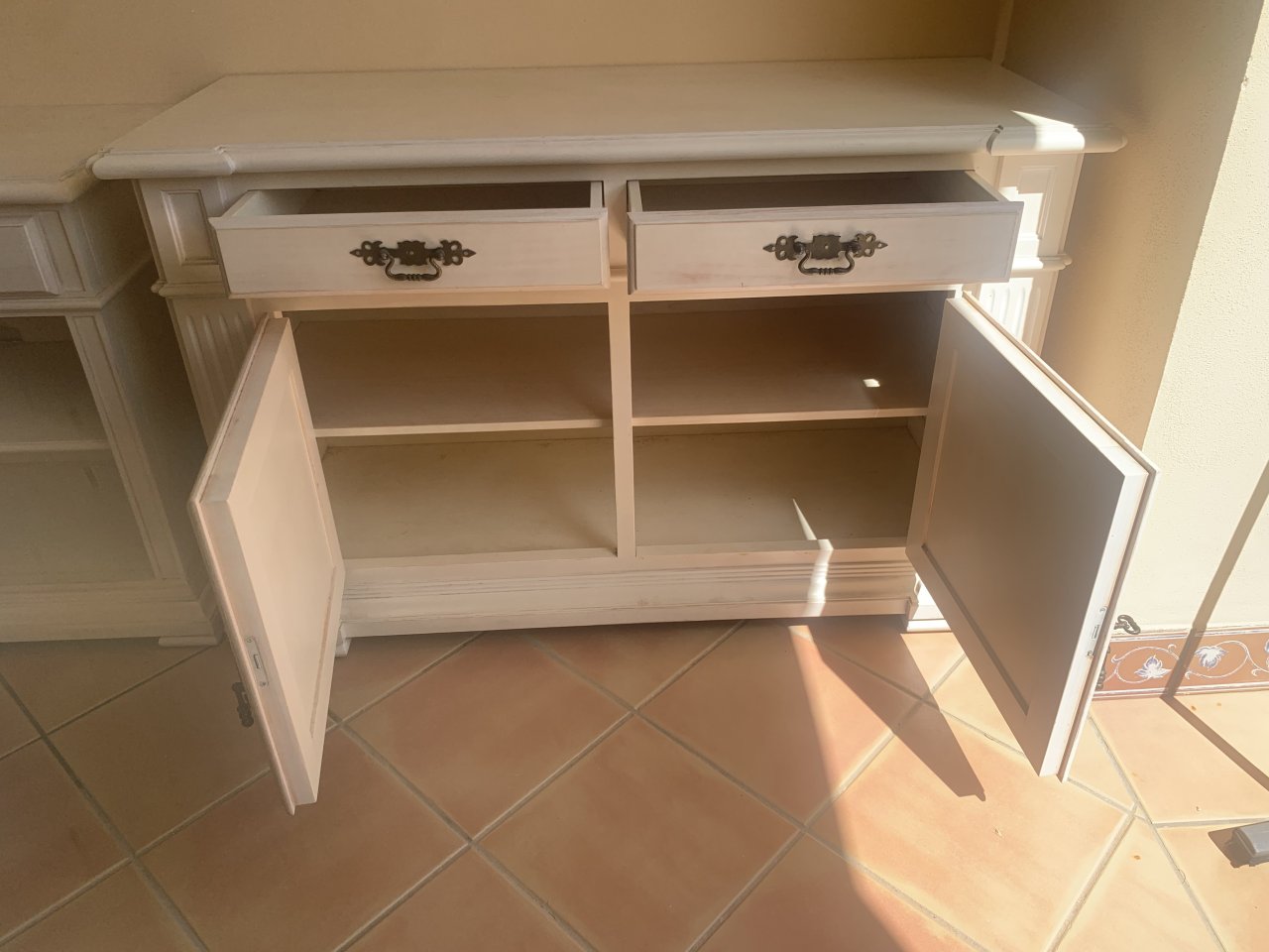 2x schöne Sideboard Cremefarbend