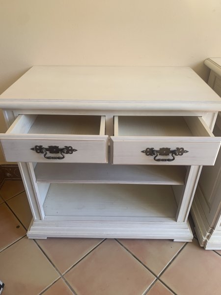 2x bonito aparador/mesa de TV color crema, macizo