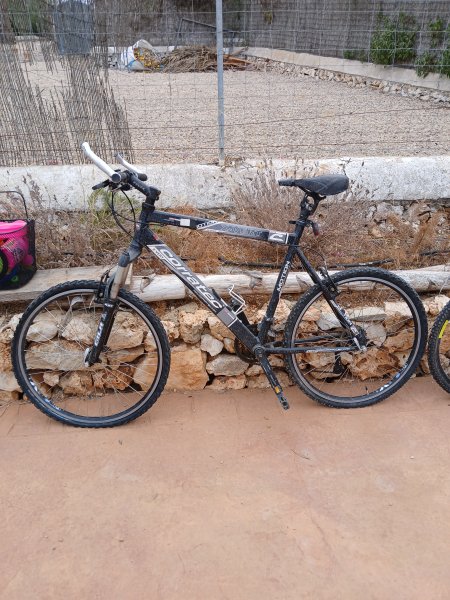 3 bicicletas, sin usar durante mucho tiempo, se venden juntas por 50€