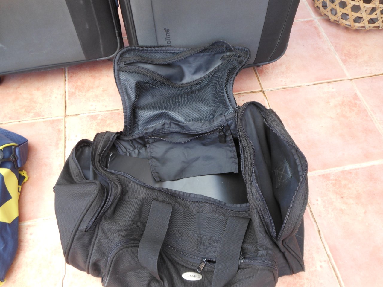 3 große Koffer von Saxoline + 2 Sporttaschen ( Markenware )