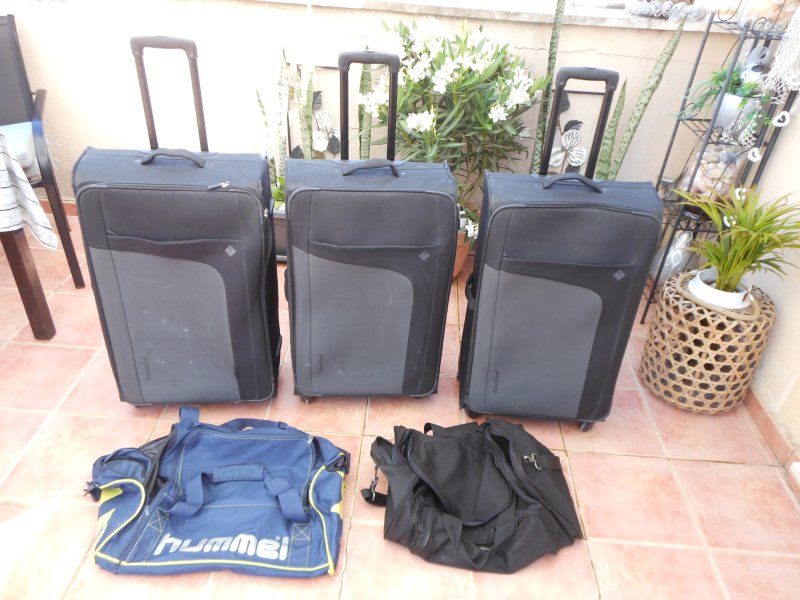 3 große Koffer von Saxoline + 2 Sporttaschen ( Markenware )