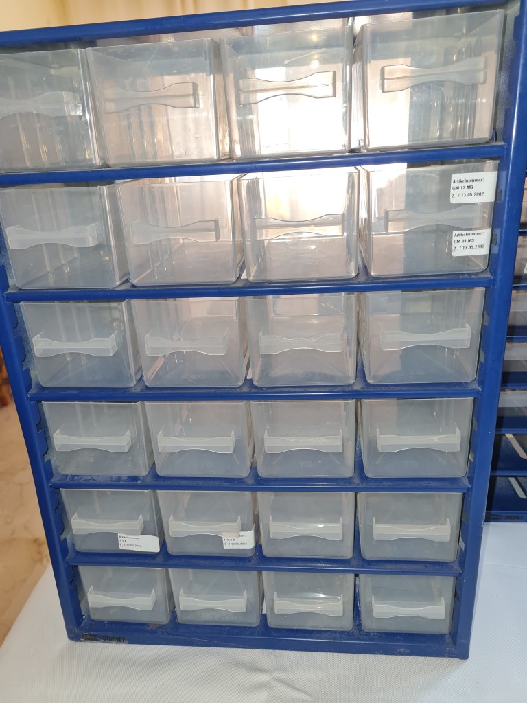 3 cajas metálicas, cajas para piezas con cajones a la venta juntas, Andratx