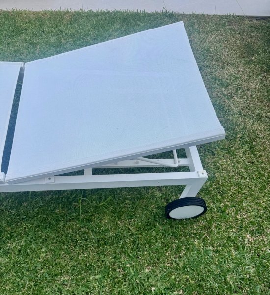 4 white aluminum sun loungers with wheels