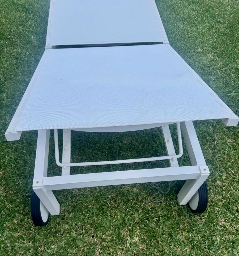 4 white aluminum sun loungers with wheels