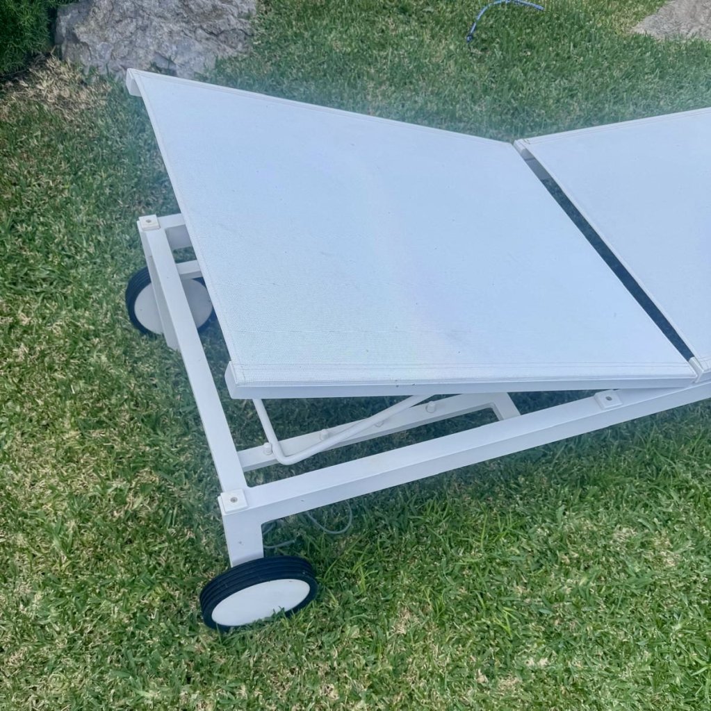 4 white aluminum sun loungers with wheels