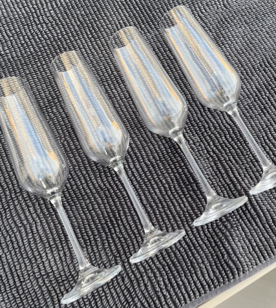4 champagne glasses