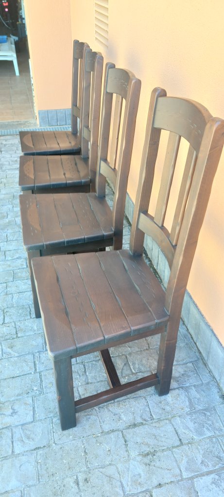 4 sillas de madera maciza de color marrón oscuro