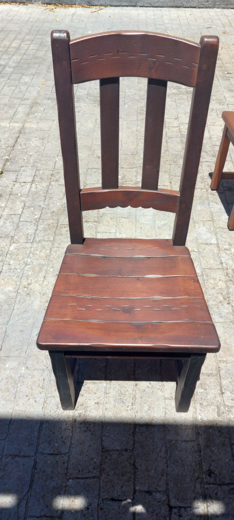 4 sillas de madera maciza de color marrón oscuro