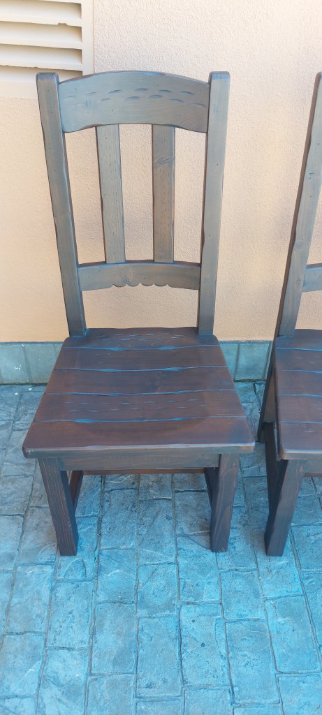 4 sillas de madera maciza de color marrón oscuro