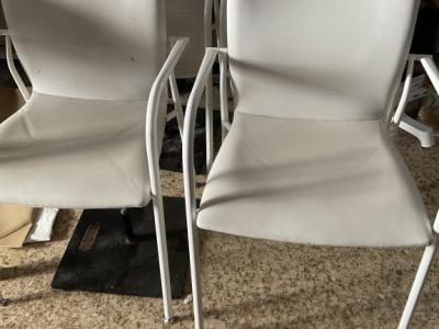 4 gebauchte sehr stabile Lederstühle weiß