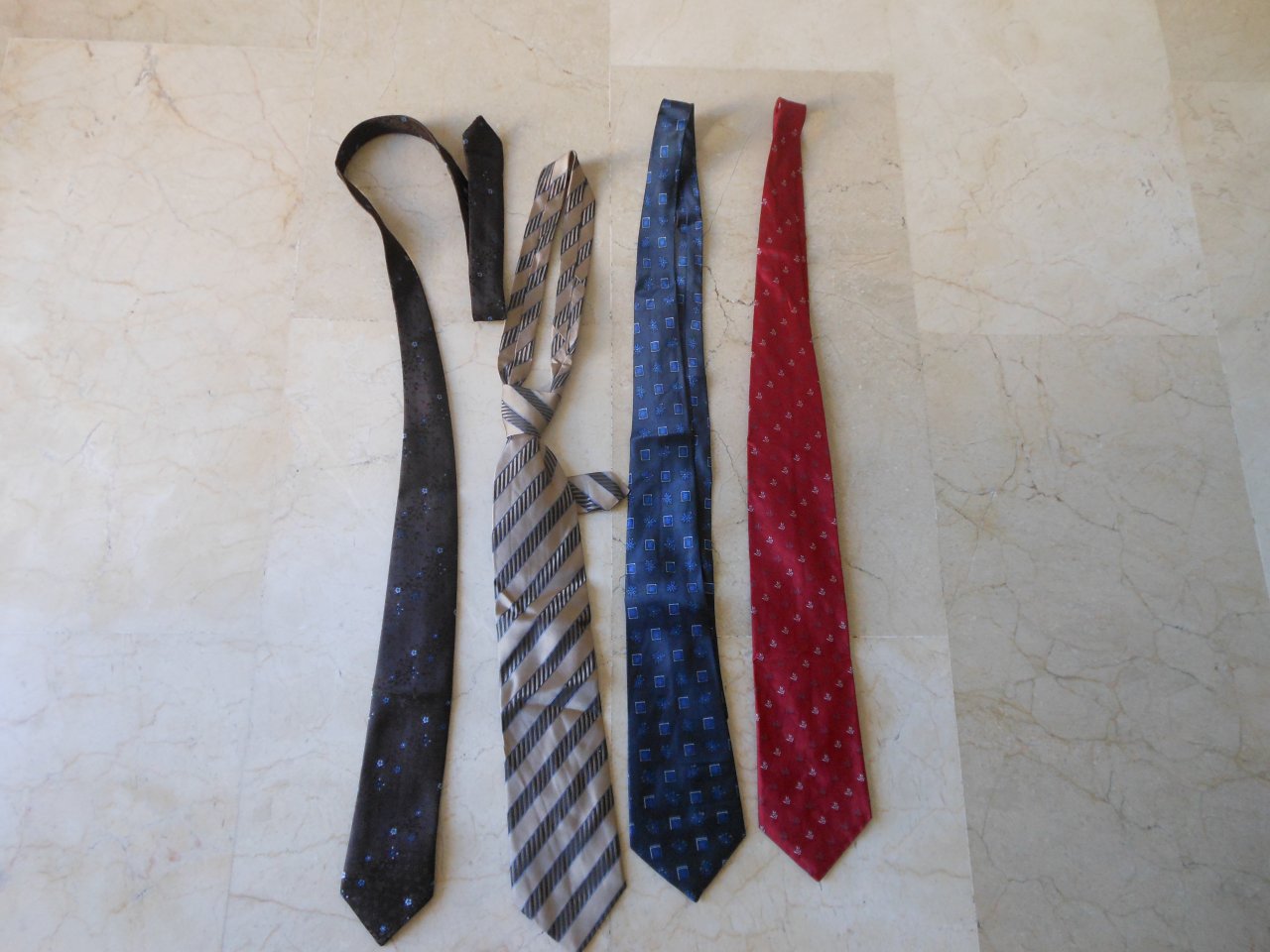 4 Herren- Krawatten...alle zus. 10 €