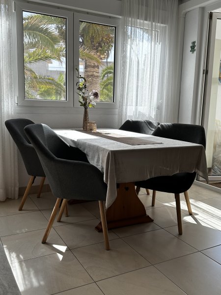 4 moderne Polstersessel / Esszimmerstühle  Grau mit massiven Eichenholzbeinen