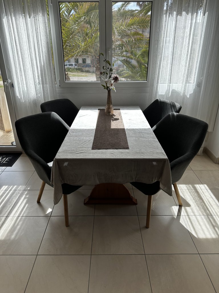 4 moderne Polstersessel / Esszimmerstühle  Grau mit massiven Eichenholzbeinen