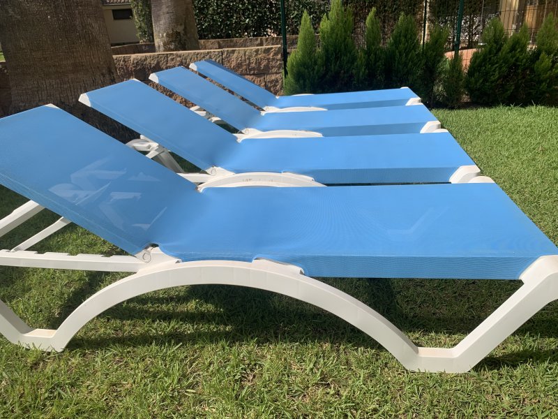 4 top pool loungers