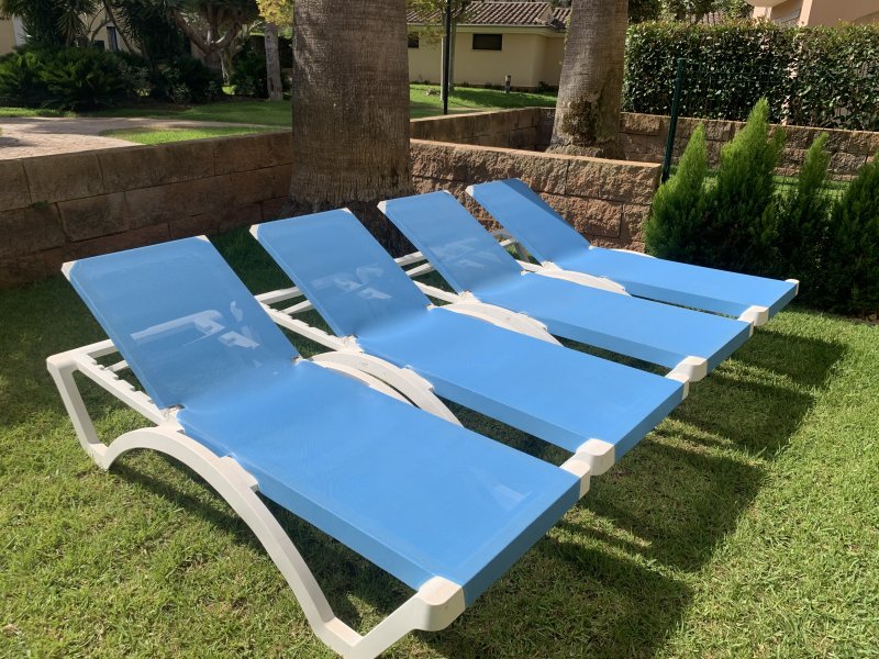 4 top pool loungers