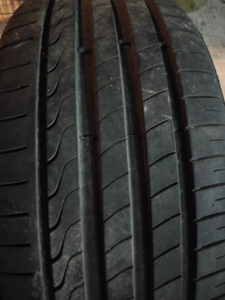 4x Like-new car tires / barely used