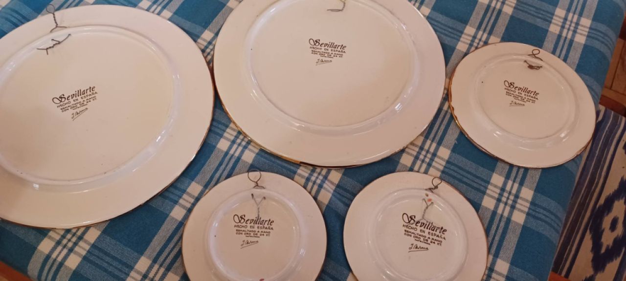 6 Decorative Plates with Gold.