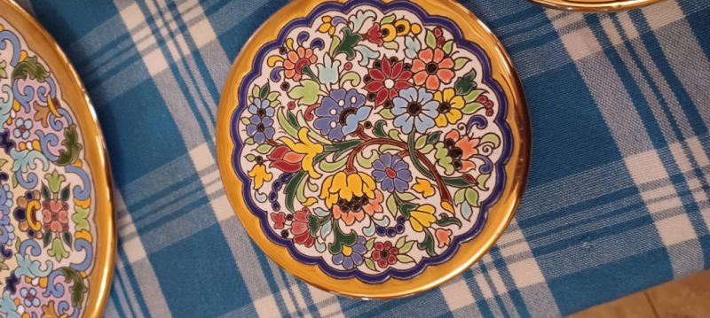 6 Decorative Plates with Gold.